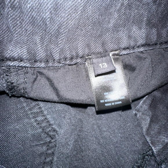 Hot Topic Gray Skull Jean Shorts - Picture 2 of 2